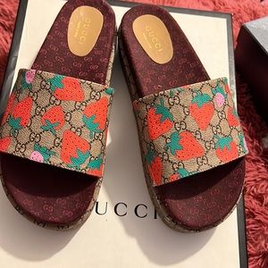 I’m selling platforms sandals with strawberry and Gucci symbol
